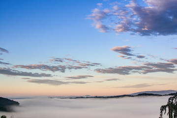 Obraz premium Cumulus sunset clouds with sun setting down