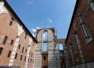 La catedral de Siena, Duomo di Siena, es un templo de culto católico, de esta ciudad italiana. Está dedicada a Nuestra Señora de la Asunción.