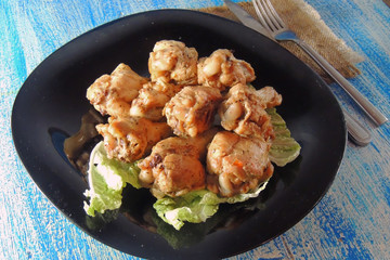 fried wings with sauce