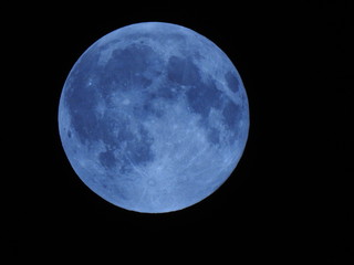 青い月