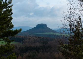 Fototapeta premium Aussicht auf den Lilienstein vom kleinen Bärenstein, Sächsische Schweiz