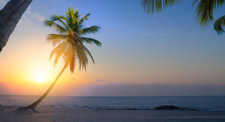Obraz na płótnie Canvas Art Beautiful sunrise over the tropical beach