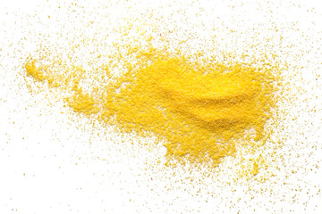 Obraz premium mąka kukurydziana rozrzucone i odizolowane na stole