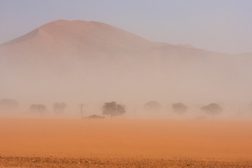 Sandsturm im Namib-Naukluft-Nationalpark in der Sossusvlei-Region in Namibia