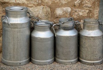 Naklejka premium Traditionelle Milchkannen aus Metall