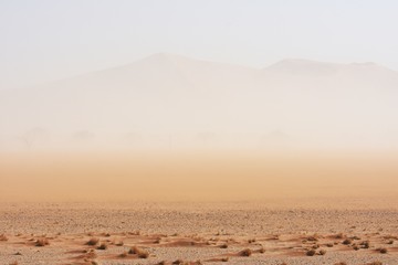 Sandsturm im Namib-Naukluft-Nationalpark in der Sossusvlei-Region in Namibia