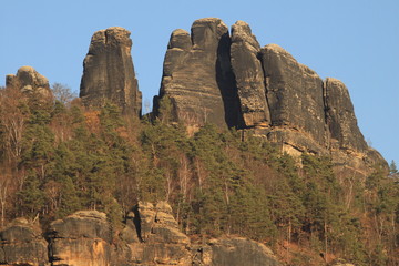 Vorderer Torstein der Schrammsteine über dem Elbtal in der Sächsischen Schweiz