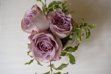 View from above of dusky pink Memory Lane roses, simple wedding floral arrangement for the bridal table, vintage decoration ideas, stunning center piece with a rustic feel.