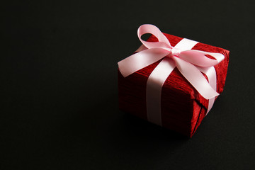 赤いラッピングのプレゼント