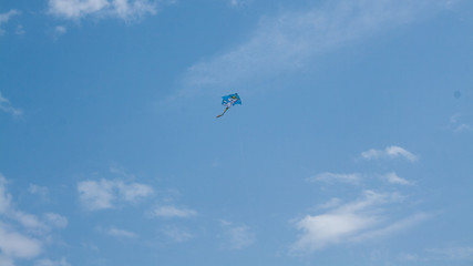 Drache im Himmel - Blauer Himmel Wolken Drachenfliegen
