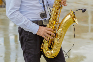 Obraz premium saxophone player at a street festival