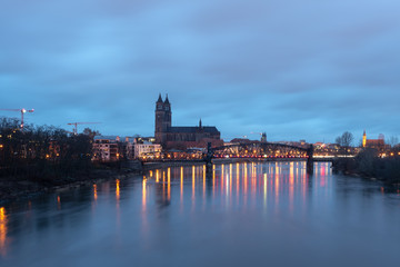 Magdeburger Dom und Elbeufer im Morgengrauen