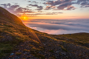 Fototapeta premium Zmierzch w mgle na skałach Soroya, Norwegia
