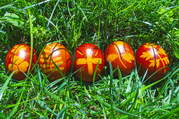 uova di Pasqua colorate sul prato verde banner bello