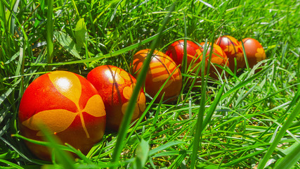uova di Pasqua colorate sul prato verde banner bello
