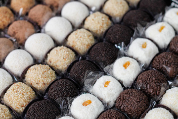 Brigadeiros artesanal feito a mão.