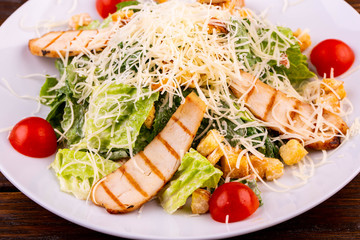 Chicken breast, lettuce leaves, croutons and grated cheese