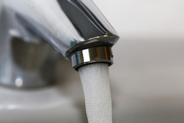 Fließendes Wasser aus dem Wasserhahn
