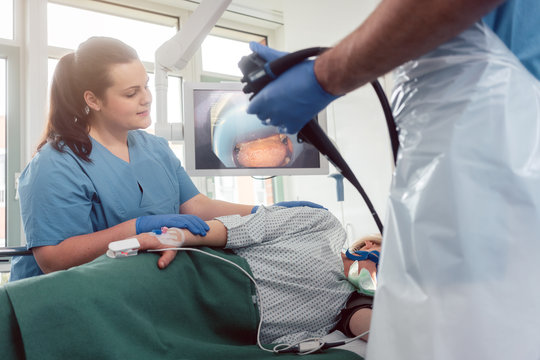Team von &Auml;rzten bei Magenspiegelung im Krankenhaus 