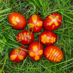 Fototapeta na wymiar uova di Pasqua colorate a mano