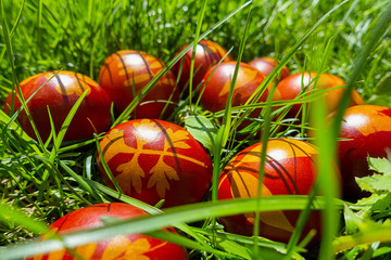 Pasqua uova di Pasqua sull'erba verde primavera banner