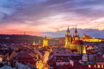 Fototapeten Erstaunlicher Blick auf das Stadtbild der Prager Burg und der Kirche unserer Dame Tyn, Tschechien während der Sonnenuntergangszeit. Blick vom Pulverturm. Weltberühmte Wahrzeichen in Europa. © Nikolay N. Antonov