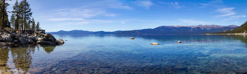 Zelfklevend Fotobehang Lake Tahoe panoramische berglandschapsscène in Californië © deberarr