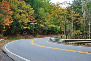 Fototapeta premium The Mohawk Trail through The Berkshire Hills (Massachusetts, USA) in autumn