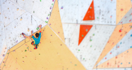 The climber trains on an artificial relief.