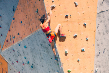 The climber trains on an artificial relief.