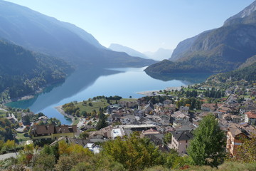Fototapeta na wymiar Molveno Lake and Dolomites Mountains panorama in the Trekking to Molveno viewpoint