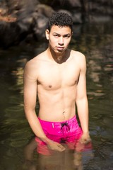 Fototapeta premium retrato de joven sumergido en el agua de un río, al aire libre
