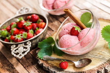 glace à la fraise en coupelle 4