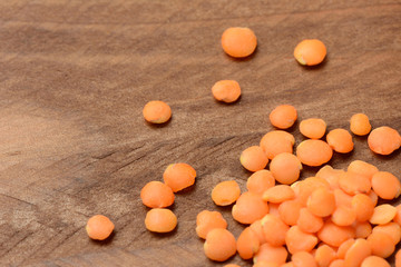 Lentejas naranjas crudas en la mesa de madera