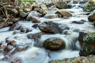 agua de un arroyo, en fotografía de larga exposición  