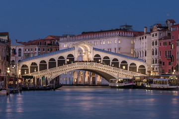 Fototapeta na wymiar Rialto bridge and Grand Canal at night in Venice, Italy.