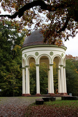 Obraz premium blick auf ein rondell auf dem neroberg in wiesbaden hessen deutschland fotografiert an einem sommertag