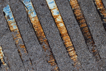 Metallstreben im Sand