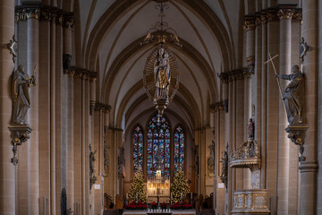 Fototapeta na wymiar Der Dom in Paderborn an Weihnachten mit Altar und Mittelgang