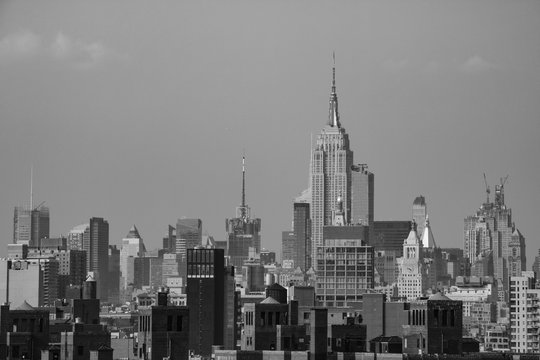 Fototapeta New York, USA - September 2, 2018: Monochromatic with the Brooklyn Bridge over Manhattan in New York.