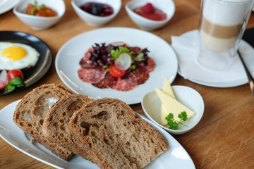 Brotscheiben beim Frühstücksbüfett im Vordergrund – selektive Schärfe mit sehr viel Unschärfe