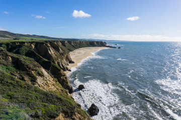 Fototapeta na wymiar Cliffs and large half moon shaped beach, Pacific Ocean Coast, Half Moon Bay, California