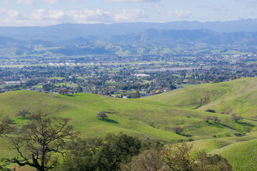 Obraz premium Widok w kierunku Morgan Hill z Coyote Lake - Harvey Bear Park, Kalifornia