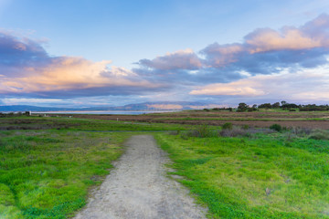 Obraz premium Trail at at sunset in Shoreline Lake Park, Mountain View, Silicon Valley, San Francisco bay, California