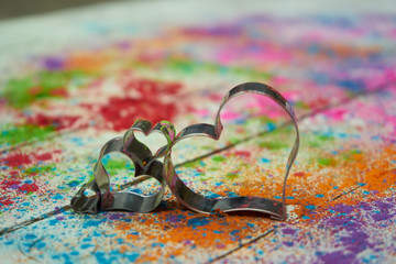 Herzen auf buntem Hintergrund