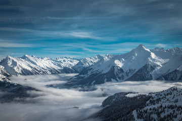 Fototapeta na wymiar Blick über das Zillertal mit Ahornspitze im Hintergrund