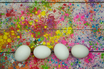 Weiße Eier auf buntem Hintergrund