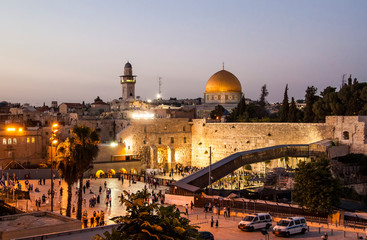 Obraz premium View of the Old City at the Western Wall and Temple Mount in the evening, in Jerusalem, Israel.