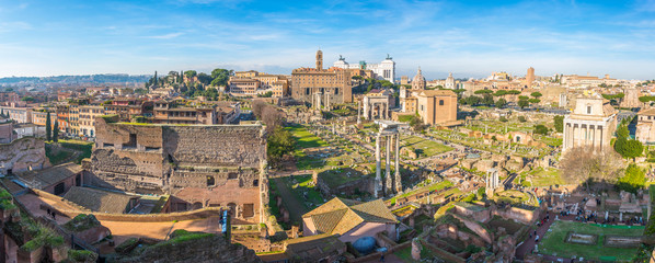 Fototapeta premium Antyczne ruiny forum panorama w słonecznym dniu w Rzym, Włochy.