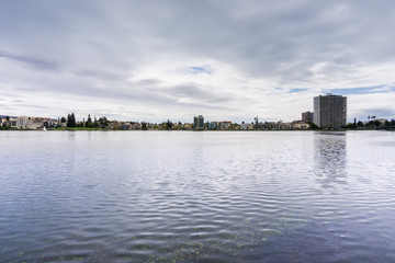 Fototapeta premium The Shoreline of Lake Merritt on a cloudy day, Oakland, San Francisco bay area, California